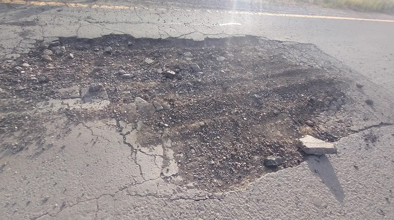 Pozo y deterioro sobre calzada de Ruta 18