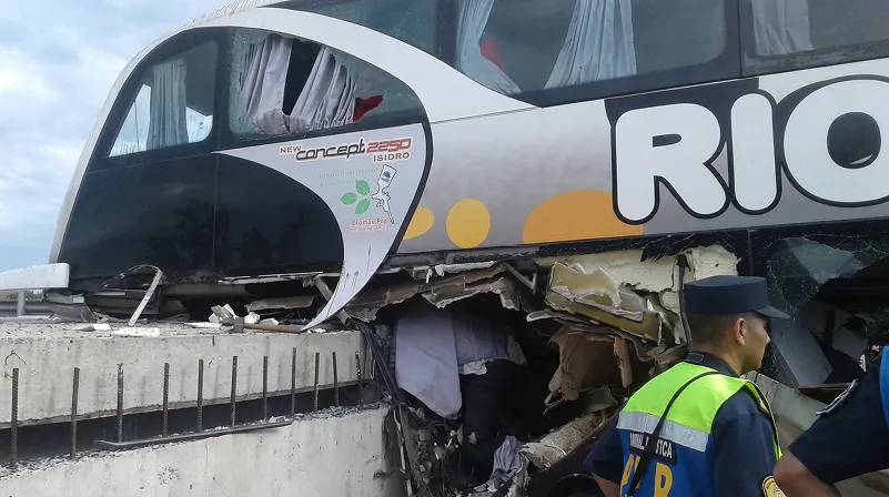 Accidente de colectivo contingente infantil en arroyo Tigrecito