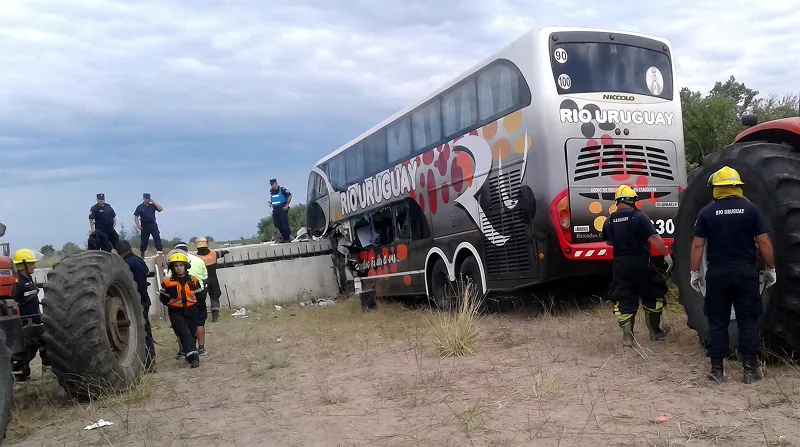 Rescate de colectivo en puente del arroyo Tigrecito